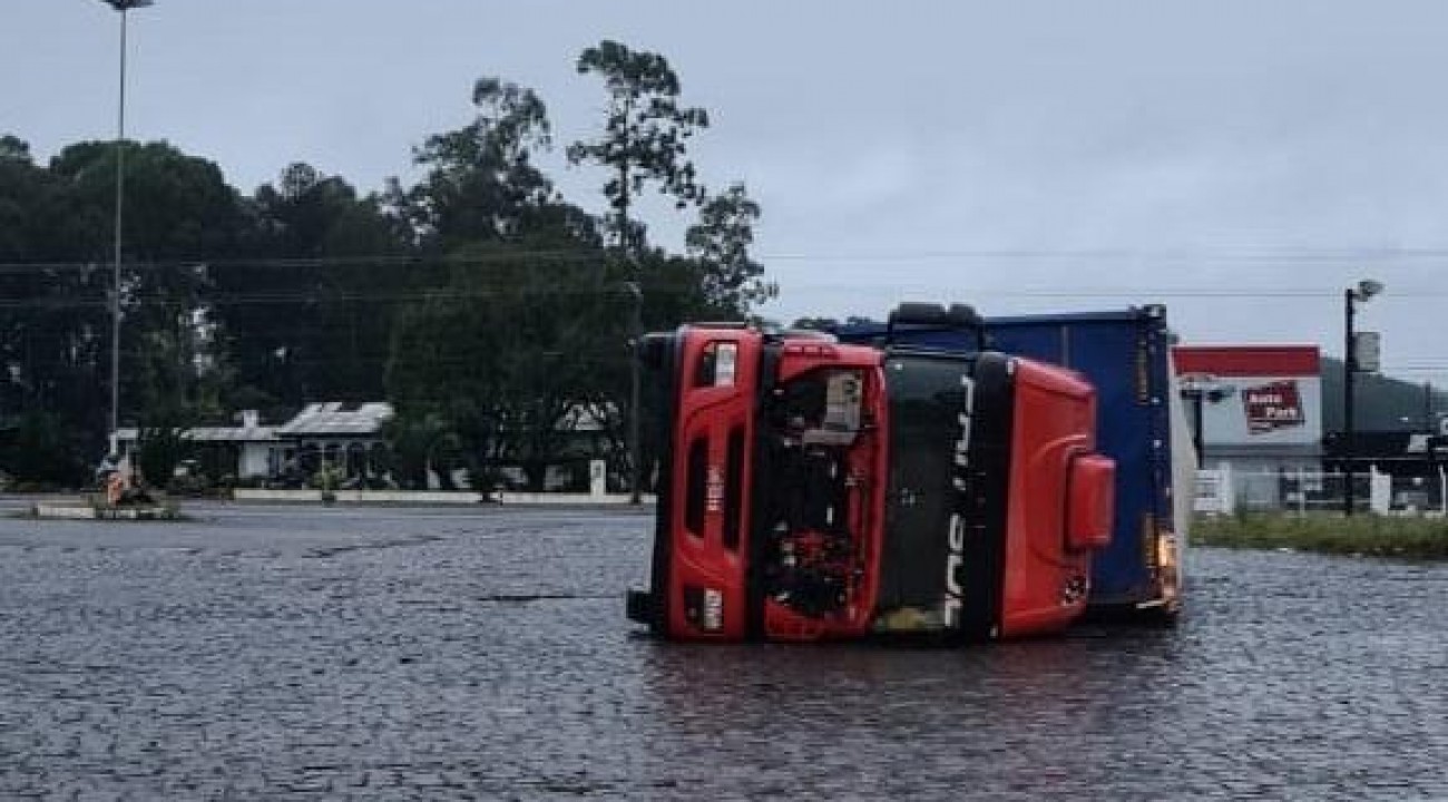 Defesa Civil confirma tornado em Santa Catarina.