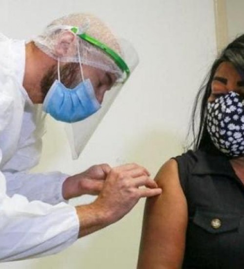 Estado coloca freio em vacinação dos professores pelas prefeituras de SC.