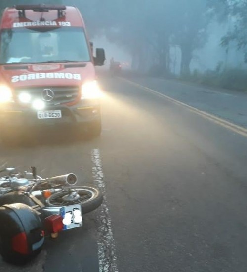 Motociclista colide em retroescavadeira na SC-163 em Itapiranga.