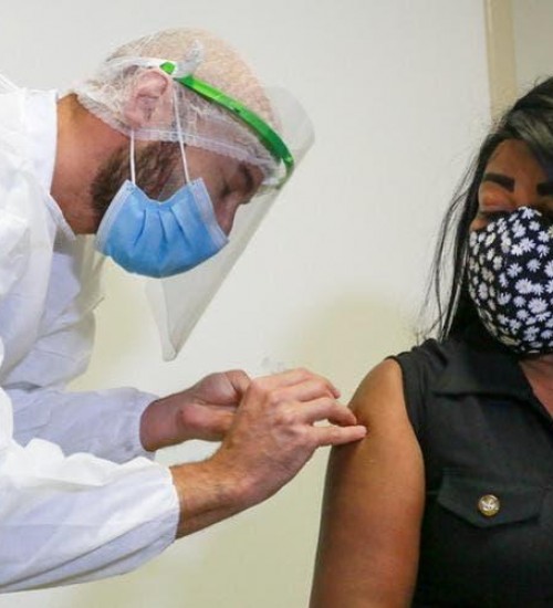 Professores começam a ser vacinados contra Covid em 31 de maio em SC.