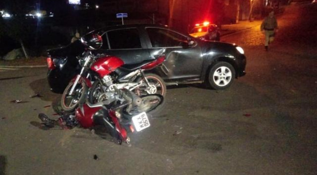 Colisão envolve automóvel, duas motocicletas e causa um ferido em SMOeste.