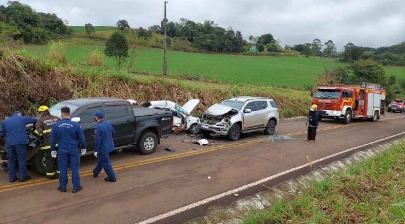 Grave acidente envolve três veículos na SC 492, entre SMO e Bandeirante.