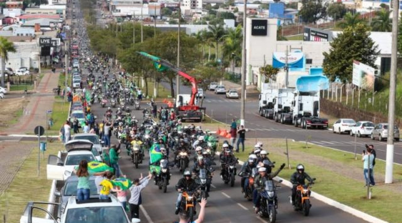 Motociata com Bolsonaro em SC reuniu 30 mil motocicletas, diz organização.