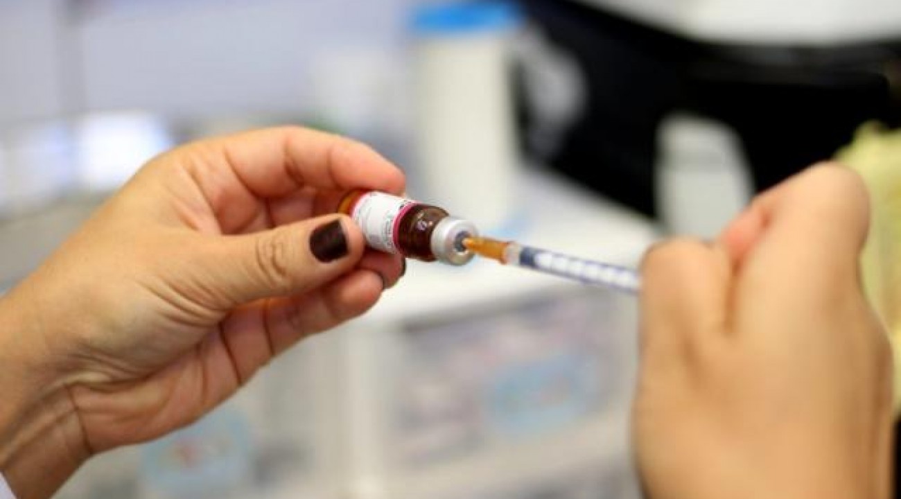 Países apostam na mistura de duas vacinas da Covid-19 para destravar vacinação.