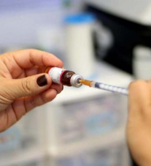 Países apostam na mistura de duas vacinas da Covid-19 para destravar vacinação.