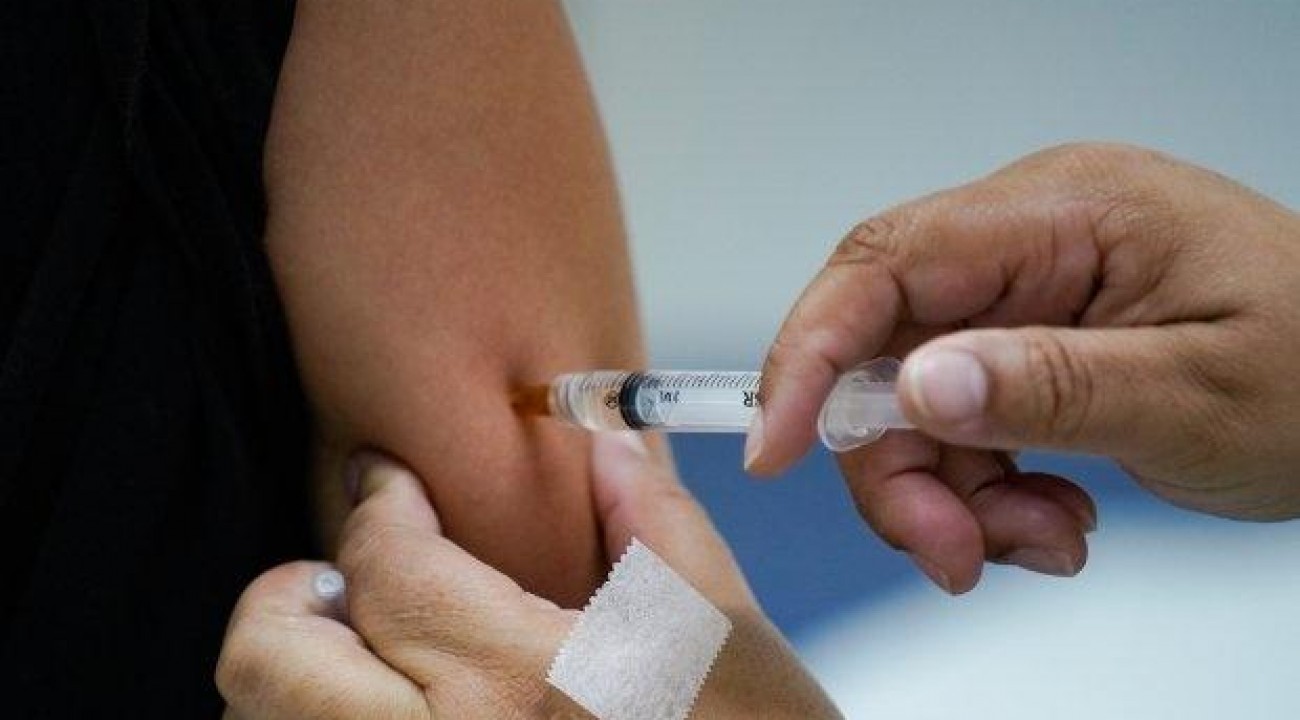Após polêmica sobre lote congelado da Janssen, SC confirma vacinas em condições normais.