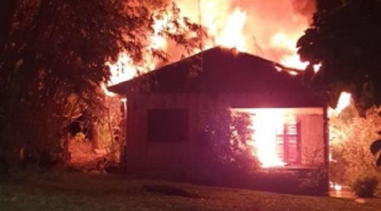 Casa é destruída por incêndio em Tunápolis.