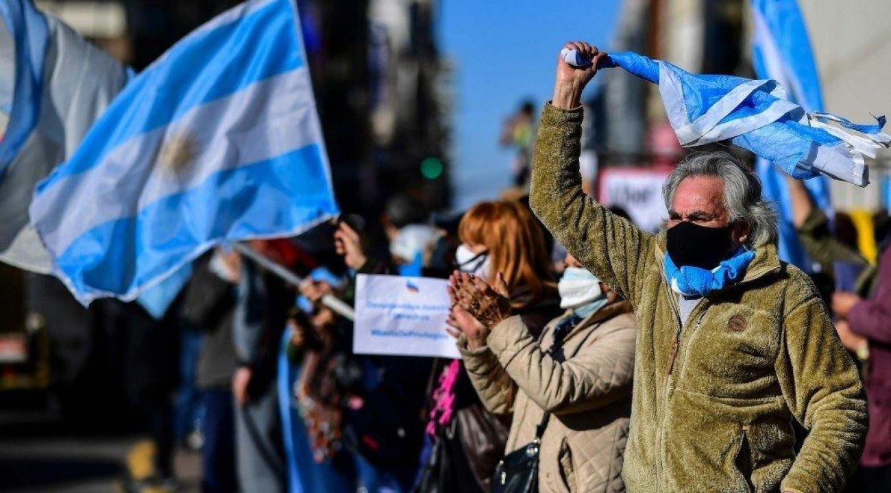 Fugindo da crise econômica, argentinos buscam reorganizar a vida no Brasil.