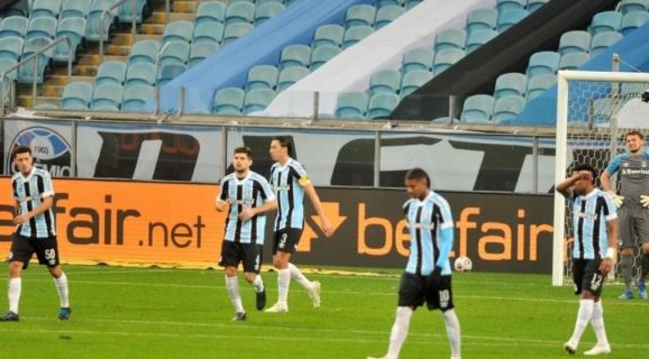 Grêmio perde de virada para a LDU e está eliminado da Sul-Americana.