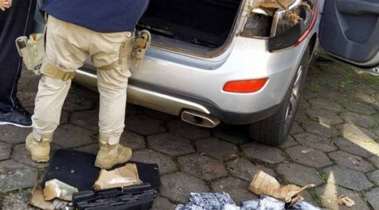 Mais de R$ 3 milhões em cocaína são encontrados escondidos em lataria de veículo.