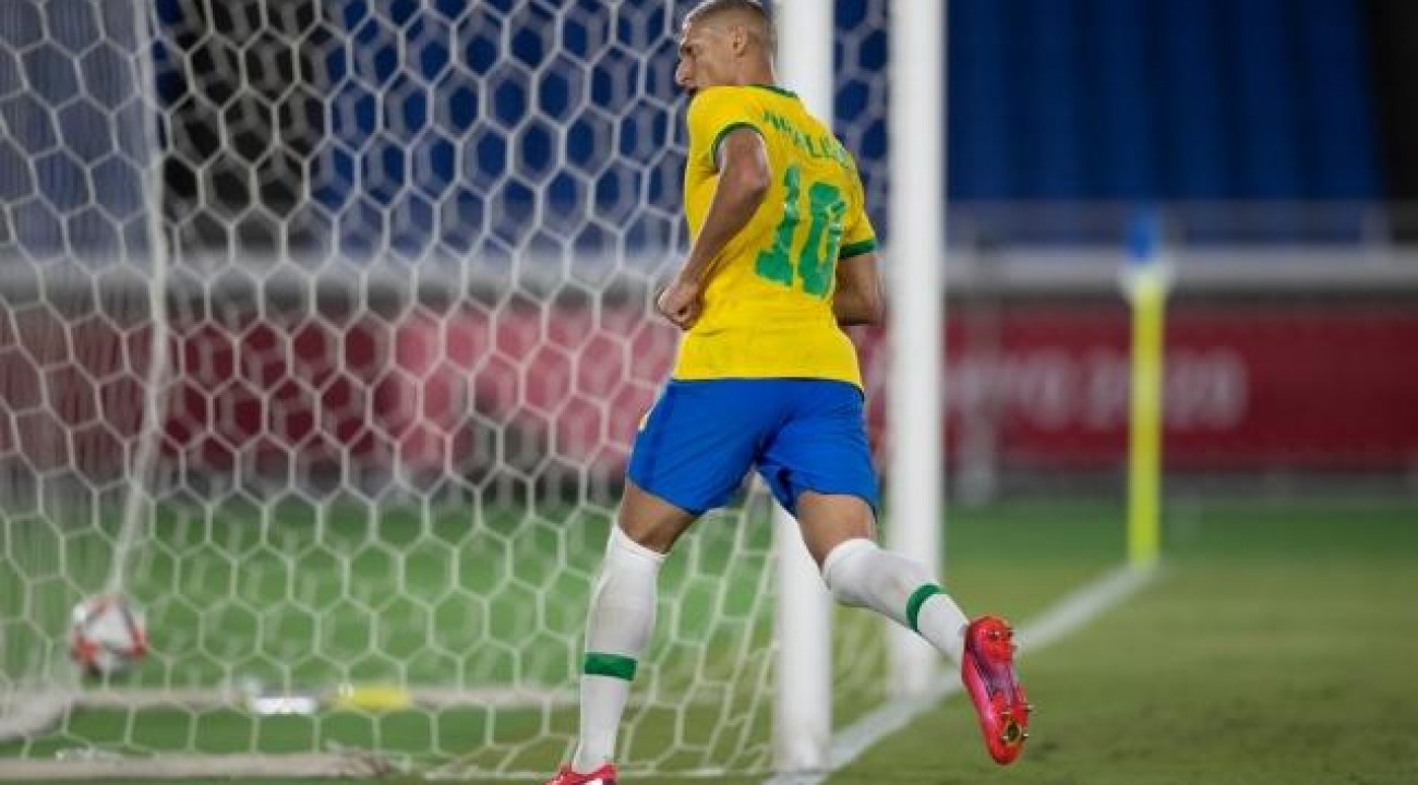Richarlison aplica hat-trick e Brasil vence Alemanha na estreia da Olimpíada.