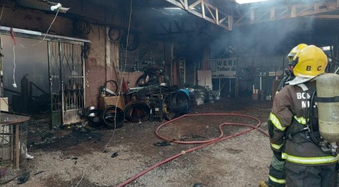 Incêndio atinge madeireira e destrói bar e oficina mecânica em SMOeste.