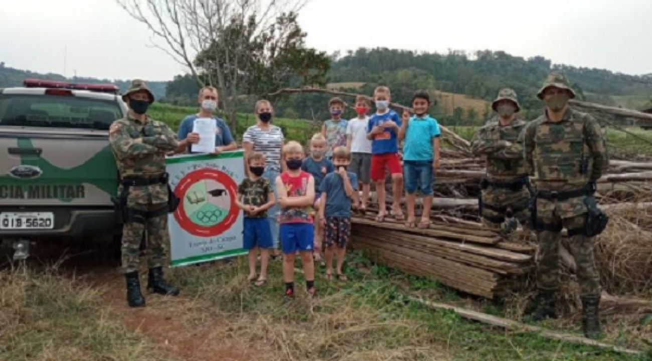 Polícia Militar Ambiental doa madeira apreendida para escola da região.