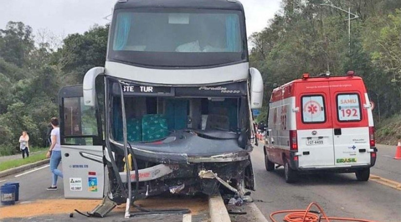 Acidente envolvendo ônibus de SMOeste deixa um morto e outro gravemente ferido.