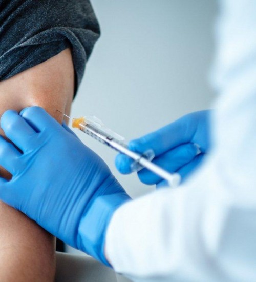 Diretor da Pfizer diz que vacinação permitirá volta à ‘vida normal’ em um ano.