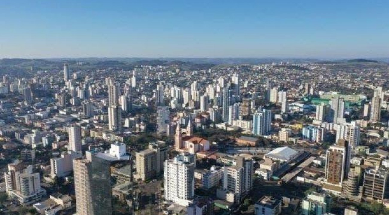 Na pandemia, Chapecó ultrapassa Florianópolis e Jaraguá em movimento econômico.