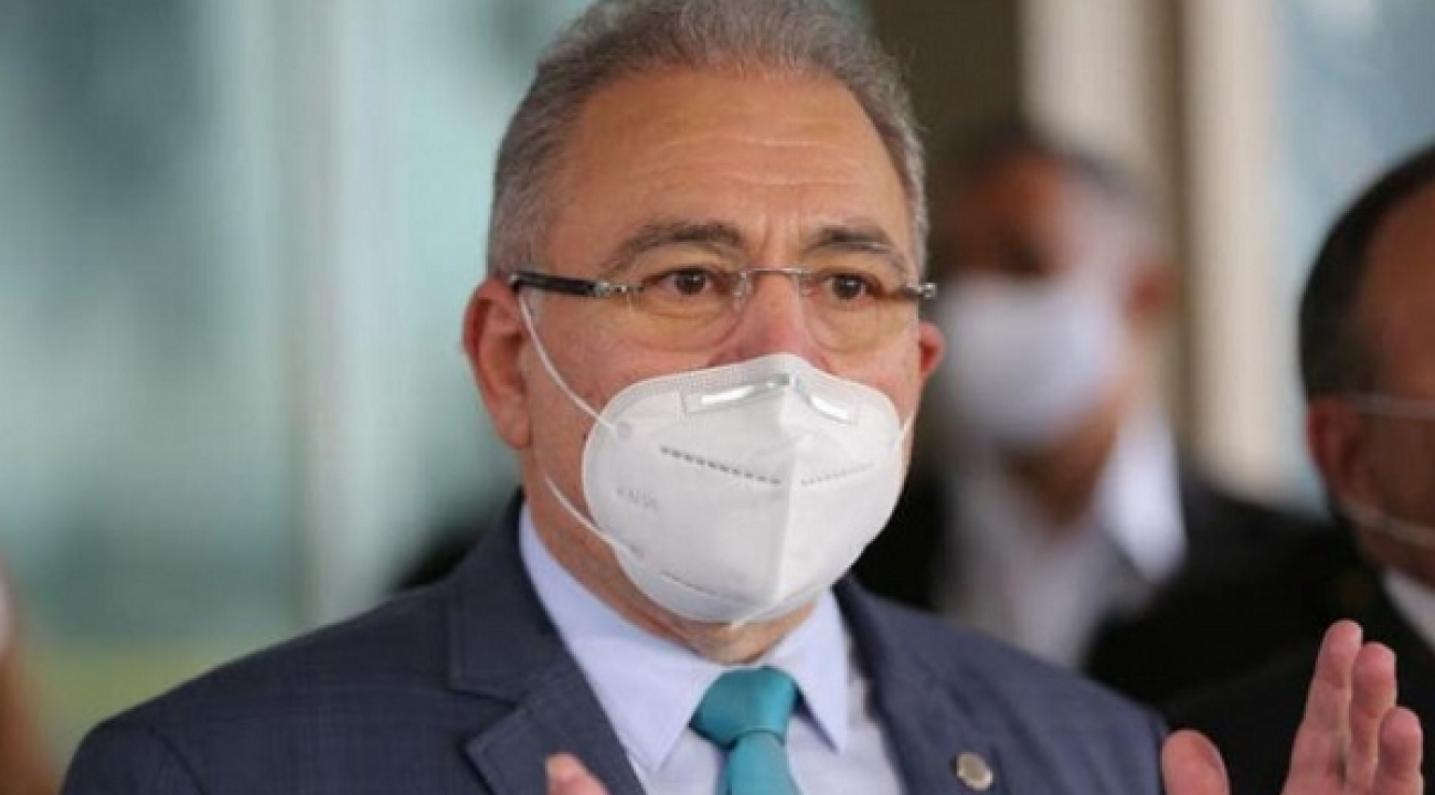 Queiroga prevê fim da obrigatoriedade de máscara ao ar livre em novembro.