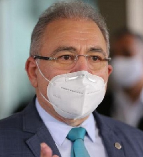 Queiroga prevê fim da obrigatoriedade de máscara ao ar livre em novembro.