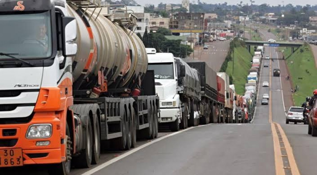 Governo federal pretende lançar bolsa-auxílio para caminhoneiros.
