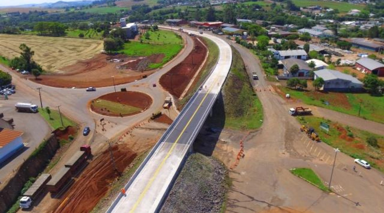 Viaduto de São José do Cedro é concluído e aberto ao tráfego.