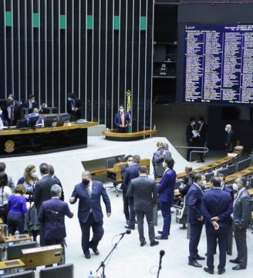 Câmara aprova em segundo turno PEC dos precatórios, que viabiliza Auxílio Brasil.