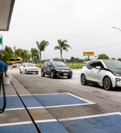 Carros elétricos entram em pauta em SC após promessa de redução de gases na COP26.