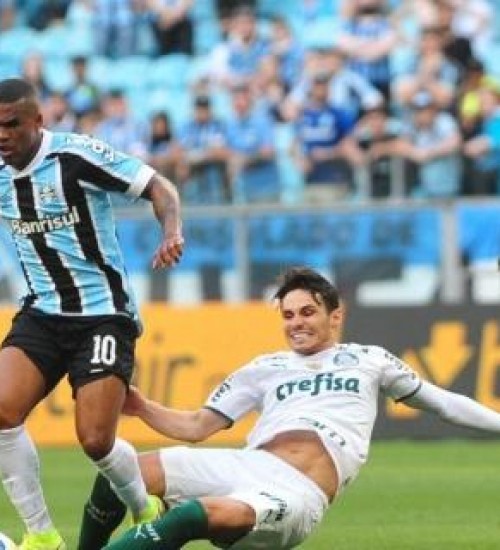 Douglas Costa elogia evolução do Grêmio com Mancini e projeta jogo crucial no Gre-Nal.