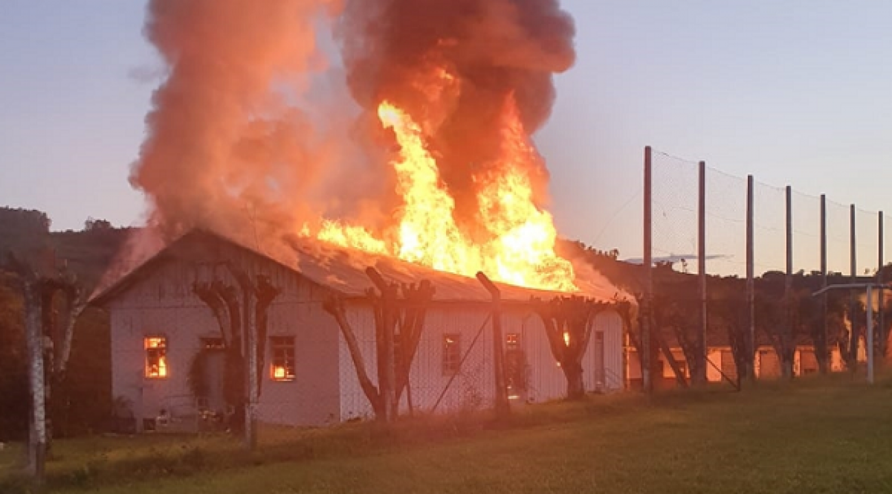 Igreja é consumida pelo fogo no interior de São João do Oeste