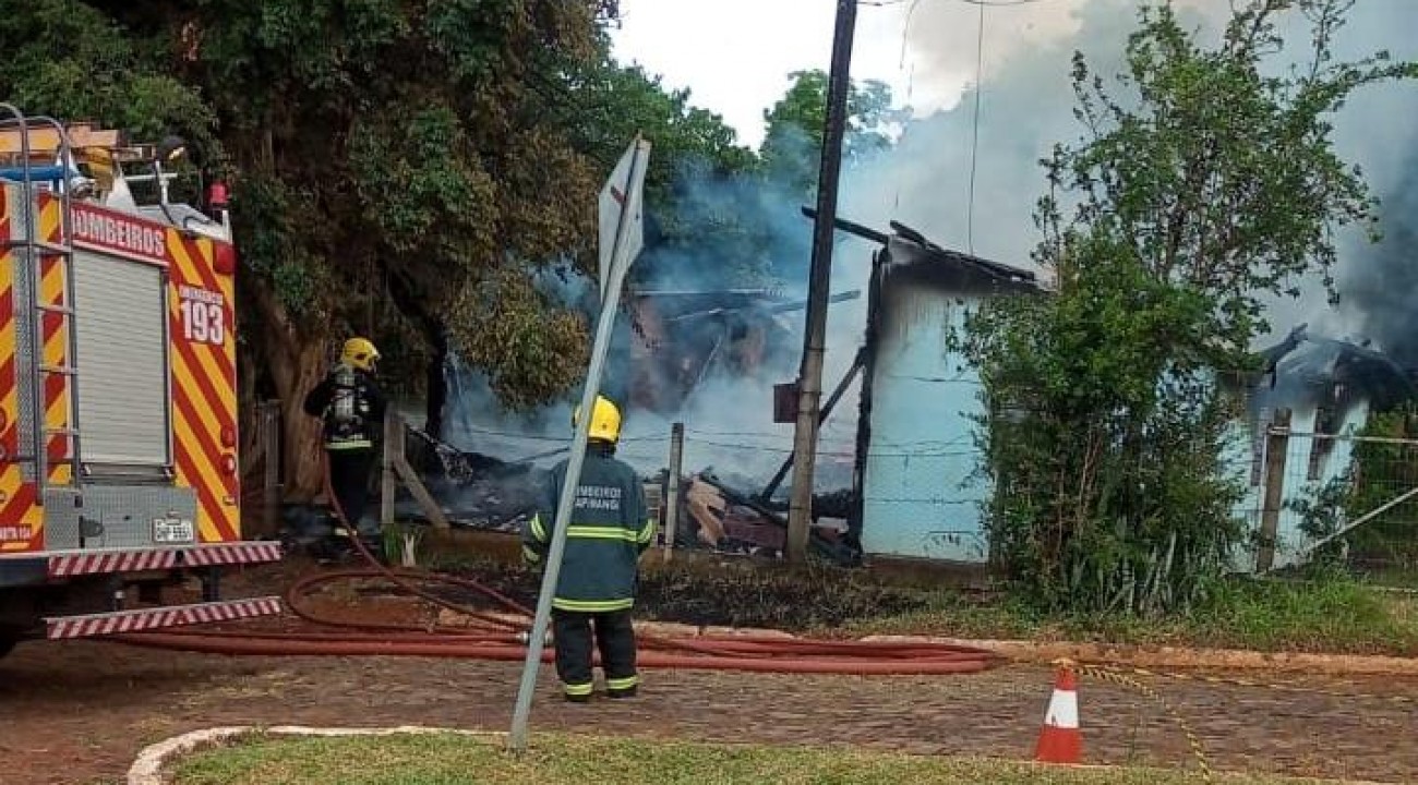Incêndio destrói residência em Barra do Guarita.