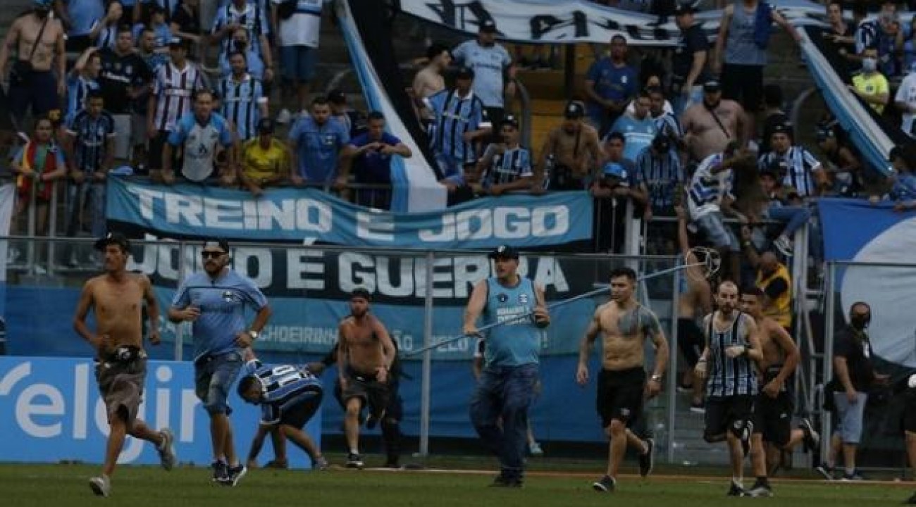 Procuradoria do STJD deve denunciar Grêmio por invasão de torcida contra o Palmeiras.