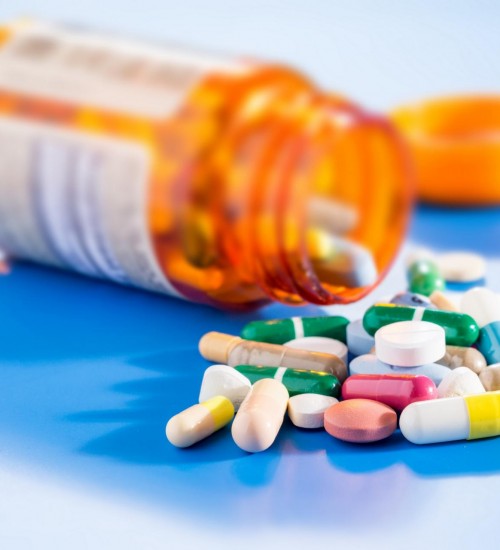 Reino Unido é o 1º país a aprovar remédio em pílula contra a Covid-19.