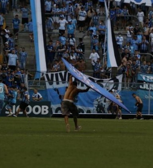 Torcedores do Grêmio invadem campo e promovem quebra-quebra na Arena.