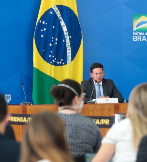 ‘Ninguém vai receber menos de R$ 400’, afirma ministro João Roma sobre Auxílio Brasil.
