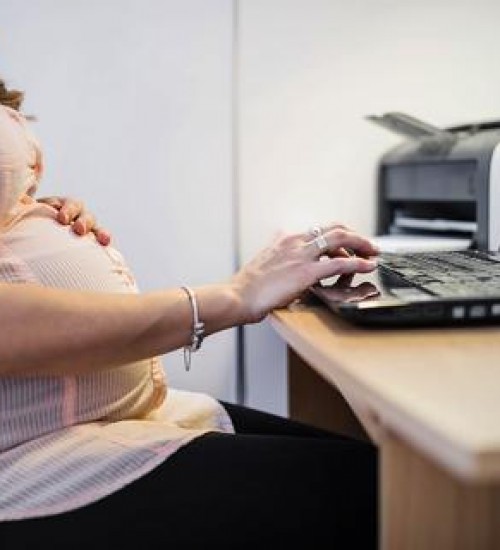 Senado aprova antecipação do salário-maternidade para grávidas em home office, durante a pandemia.