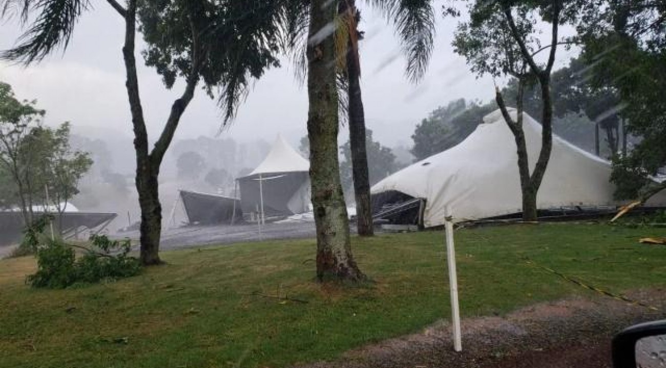Vento e forte chuva causam transtornos em Pinhalzinho