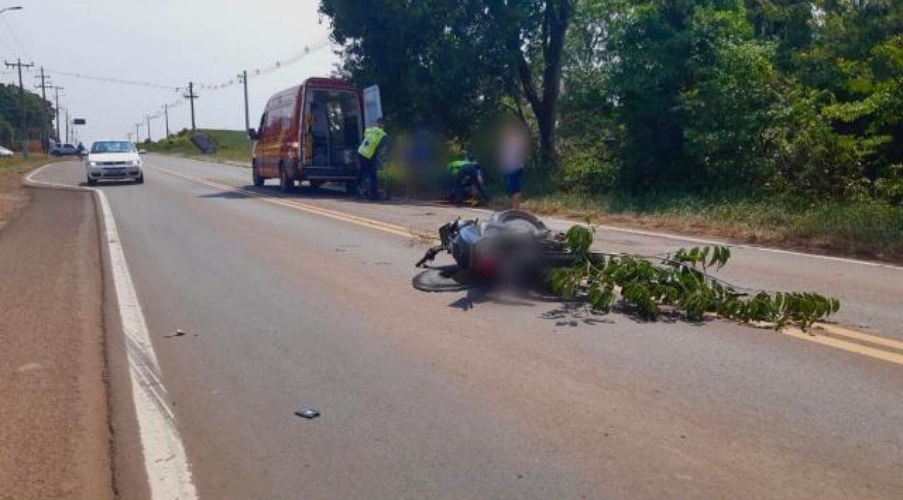 Acidente entre carro e moto deixa um ferido em São Miguel do Oeste.