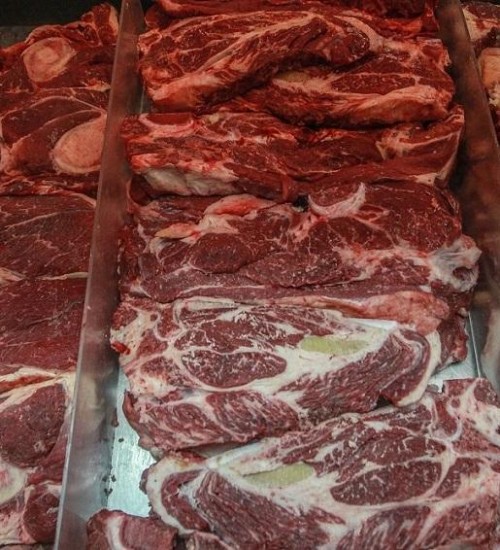 Carne bovina apresenta alta de 133% acima da inflação, aponta estudo.