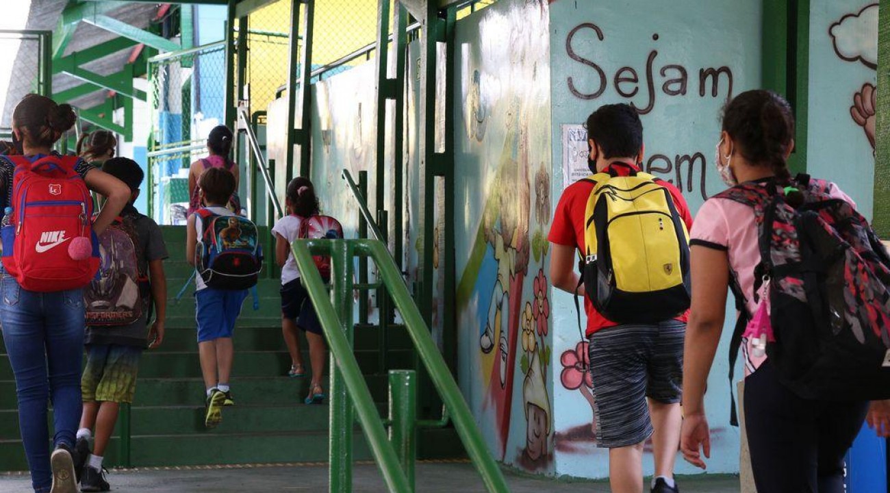 Escolas brasileiras retomam em fevereiro.