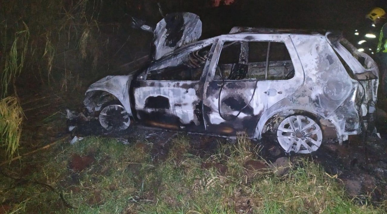 Veículo é destruído por incêndio após grave acidente em Iporã do Oeste.