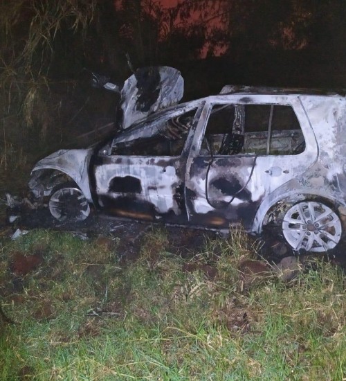 Veículo é destruído por incêndio após grave acidente em Iporã do Oeste.