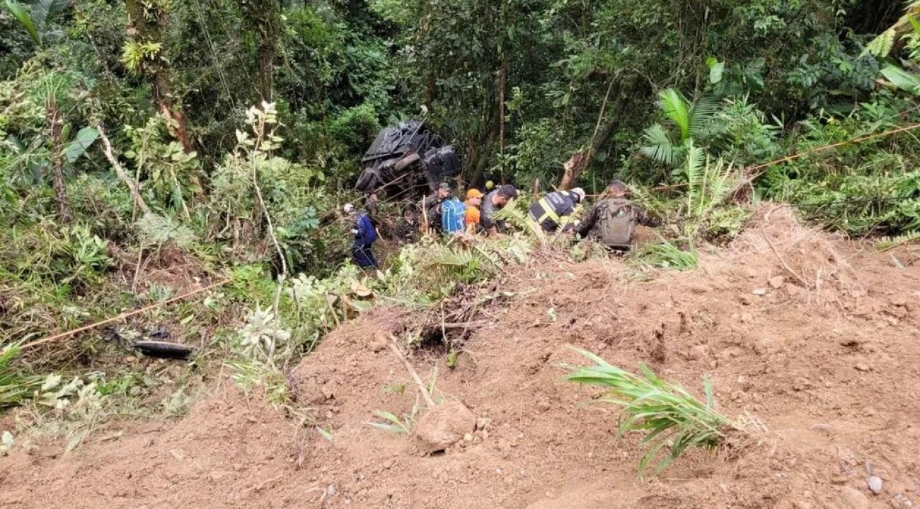 Caminhão do Exército cai em ribanceira no Vale do Itajaí; acidente deixa 2 mortos e 39 feridos.