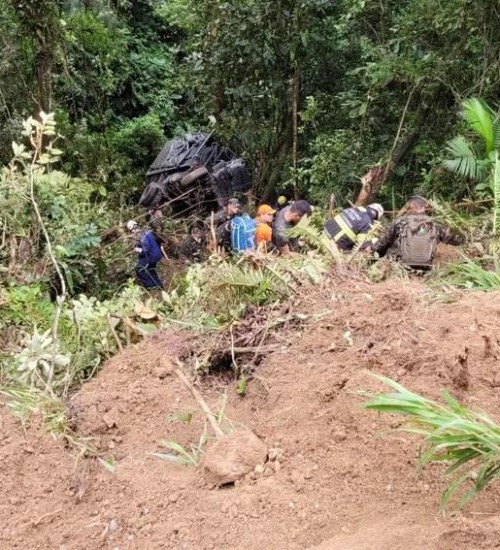 Caminhão do Exército cai em ribanceira no Vale do Itajaí; acidente deixa 2 mortos e 39 feridos.