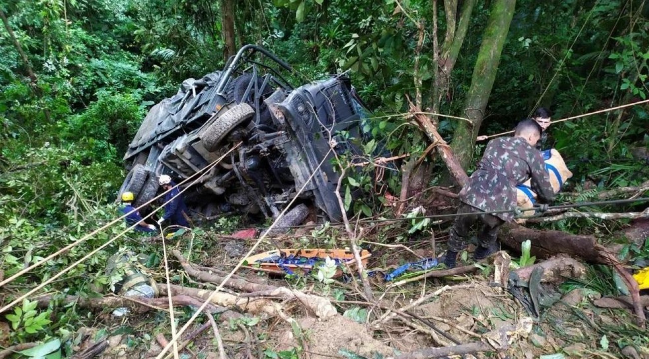 Exército investiga causas do acidente com caminhão que deixou 3 soldados mortos em SC.