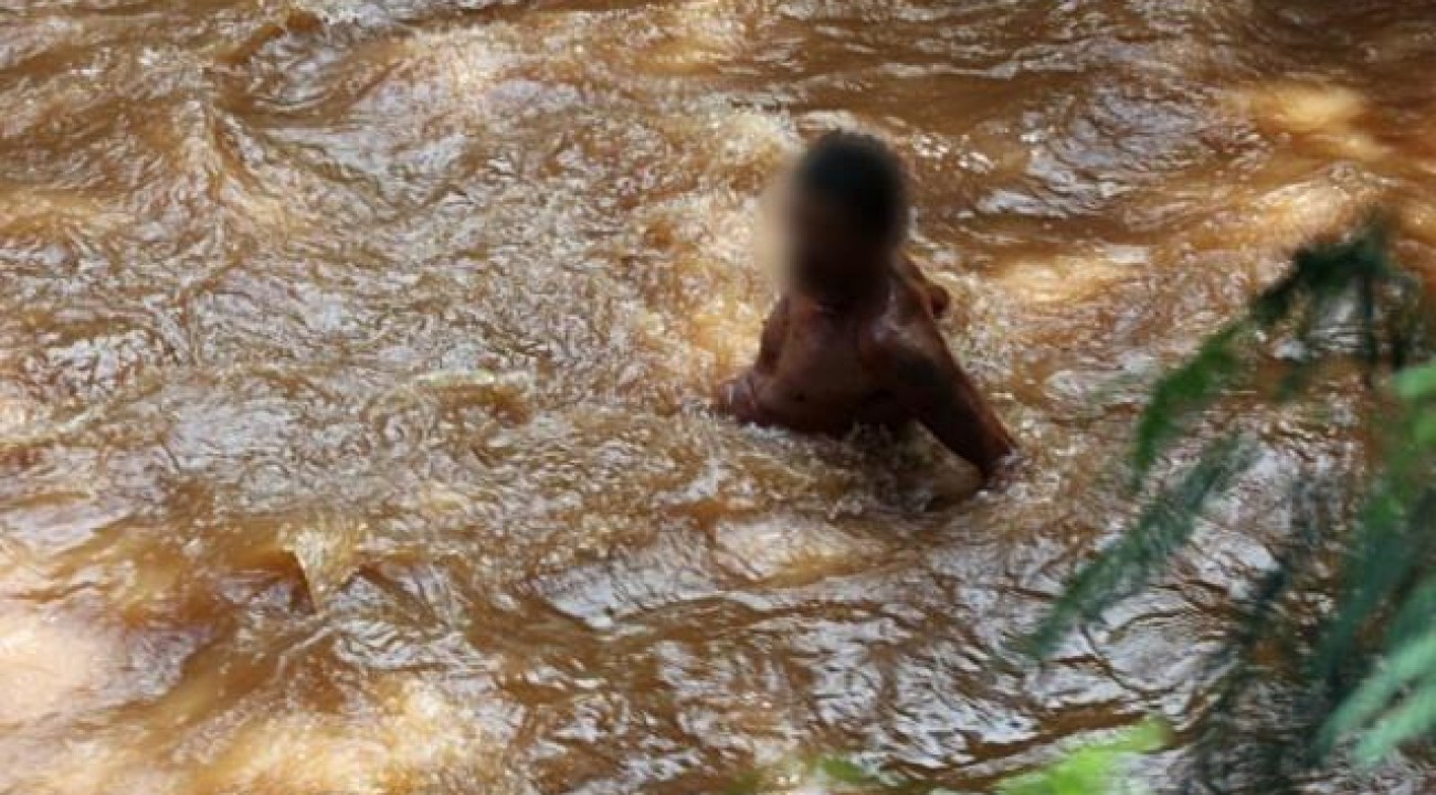 Homem espanca a namorada, se joga em riacho para fugir da PM, fica nu e acaba preso em SMOeste