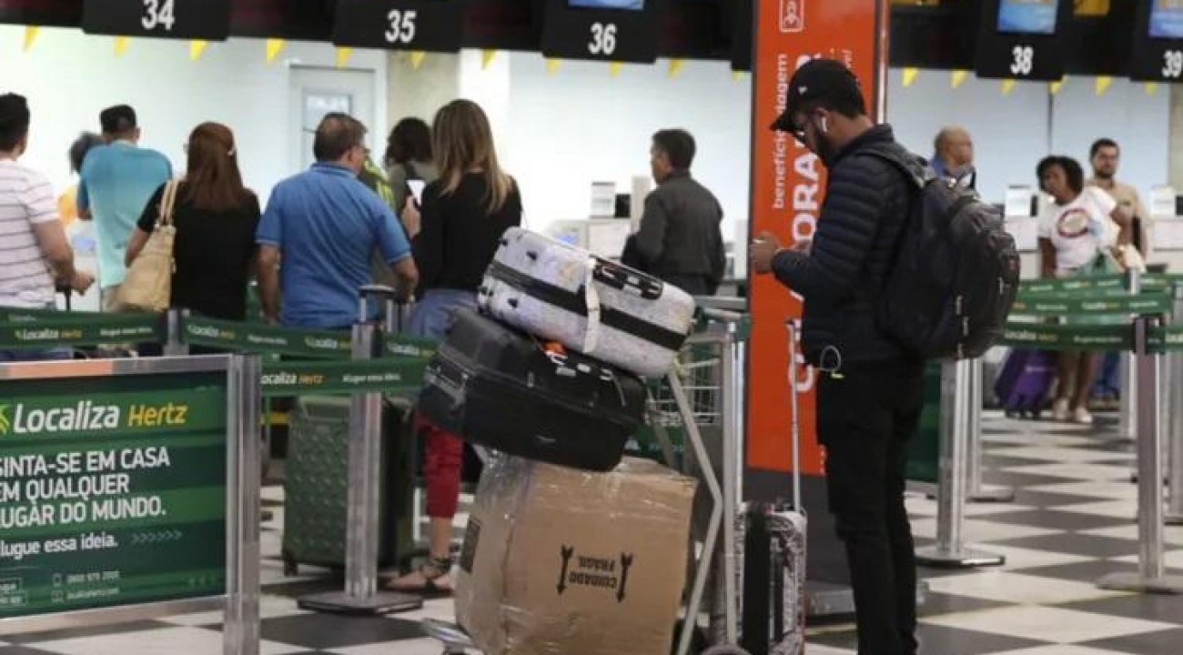 Câmara dos Deputados aprova volta da gratuidade para despacho de bagagens em voos.