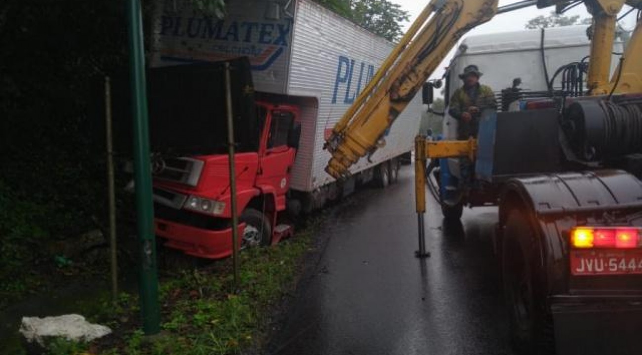 Caminhoneiro causa acidente para evitar tragédia em Santa Catarina.