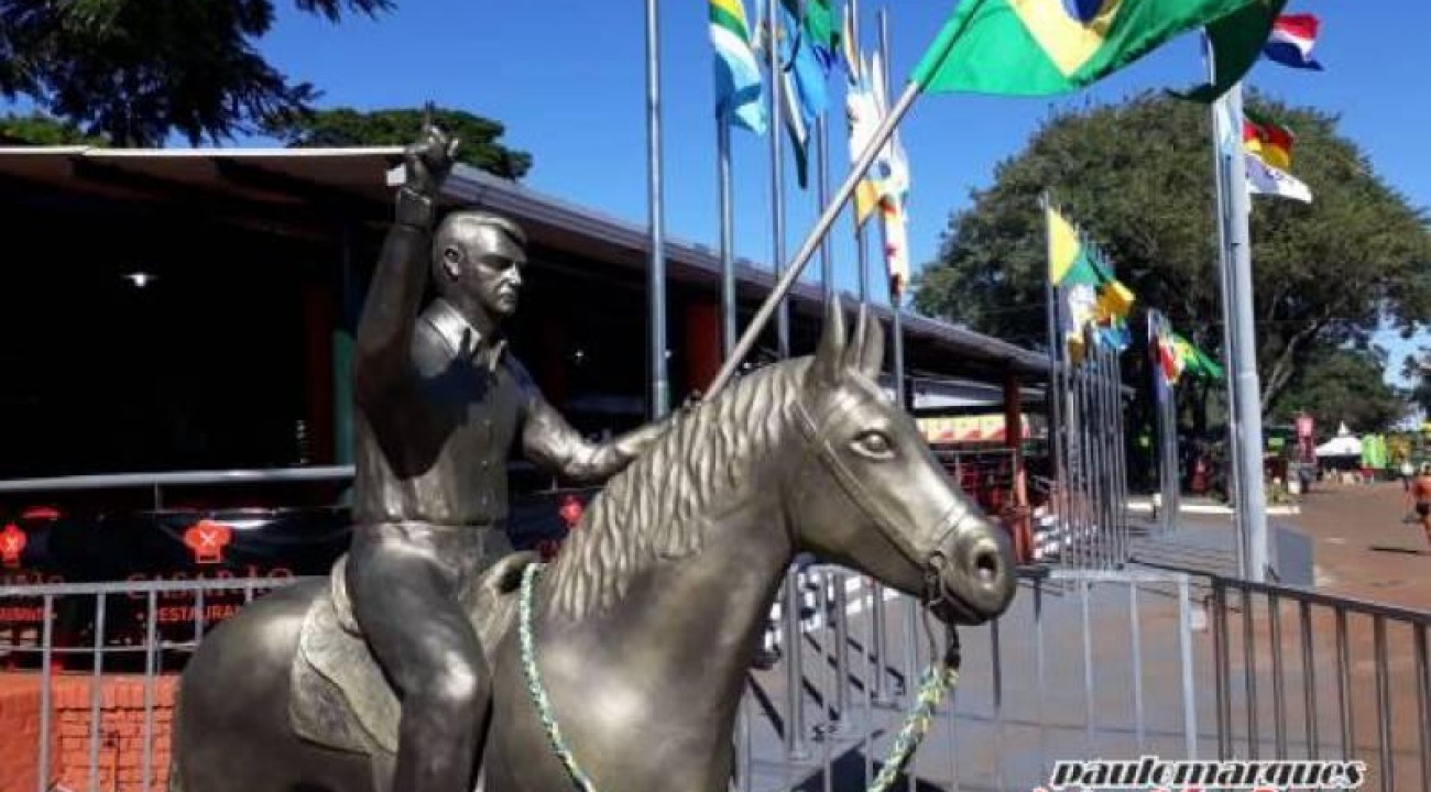 Bolsonaro é homenageado com estátua de mais de 300 kg em feira do RS.