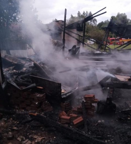 Incêndio destrói residência no interior de Mondaí.