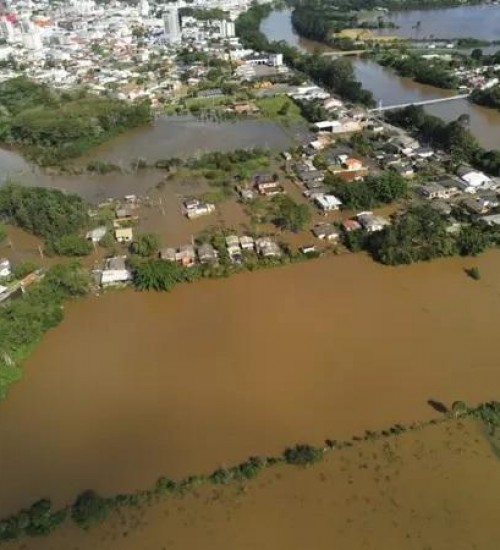 Sobe para 42 o número de municípios em emergência pelas chuvas em SC; governo anuncia recursos.