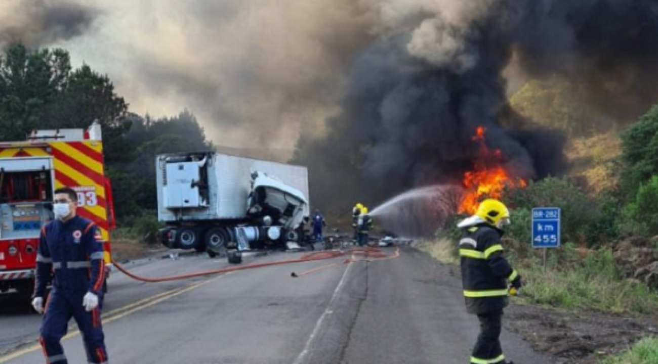 Caminhão de combustível explode e duas pessoas morrem no Oeste.
